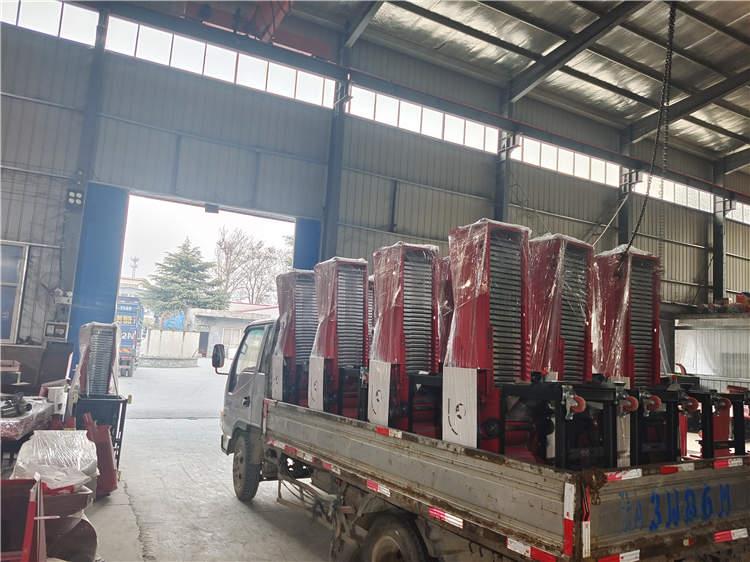 飼料顆粒機是以機械圓（yuán）周運（yùn）動為基礎，柴油機（jī）、電動機為動力帶動傳動軸